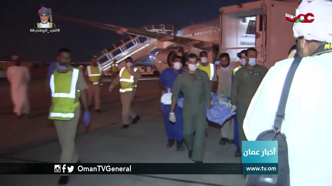 سلاح الجو السلطاني العماني ينقل جوا أحد المواطنين إثر تعرضه لحادث سير في دولة الإمارات