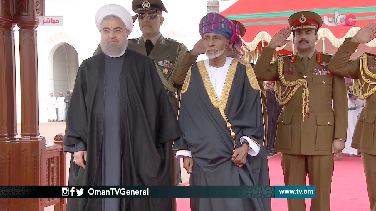 جلالة السلطان المعظم في مقدمة مستقبلي فخامة الرئيس الدكتور رئيس الجمهورية الإسلامية الإيرانية