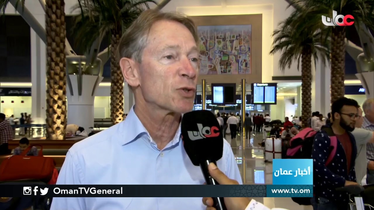 توالي الطائرات المغادرة والقادمة إلى مبنى المسافرين الجديد في مطار مسقط الدولي