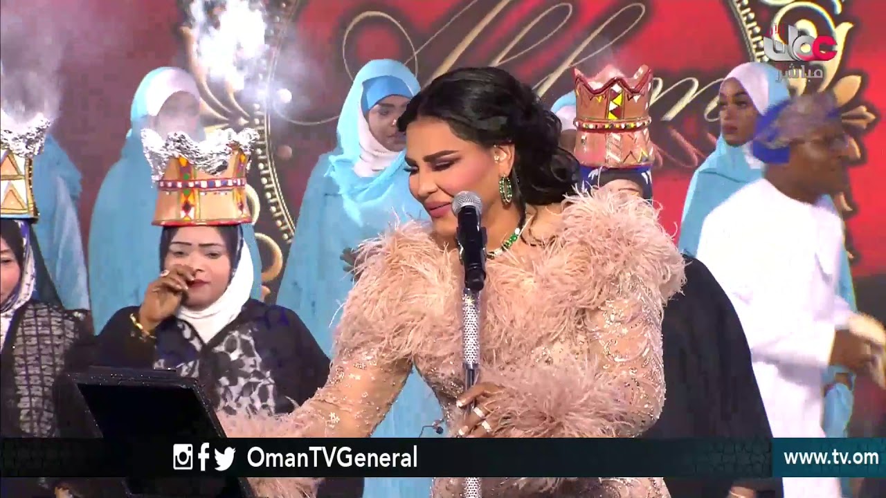 لحظة الترحيب ودخول الفنانة أحلام مسرح المروج ضمن حفلات مهرجان صلالة السياحي 2018م