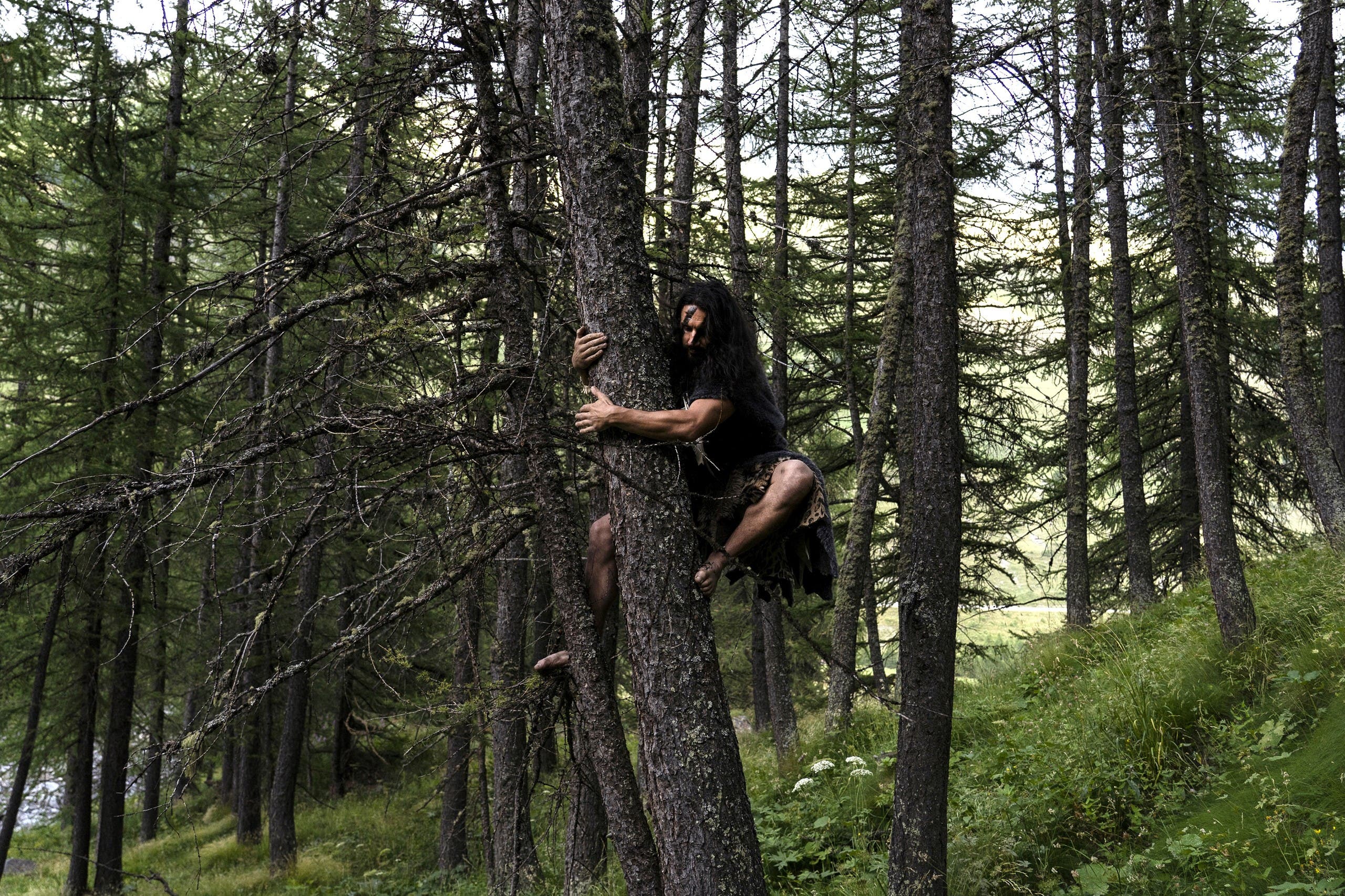 صور لإنسان من “العصر الحجري” يعيش في إيطاليا!