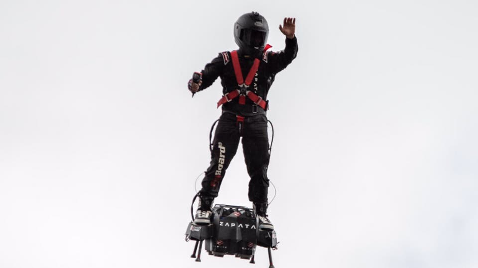 على لوح طائر وبالطاقة النفاثة.. فرنسي يجتاز المانش