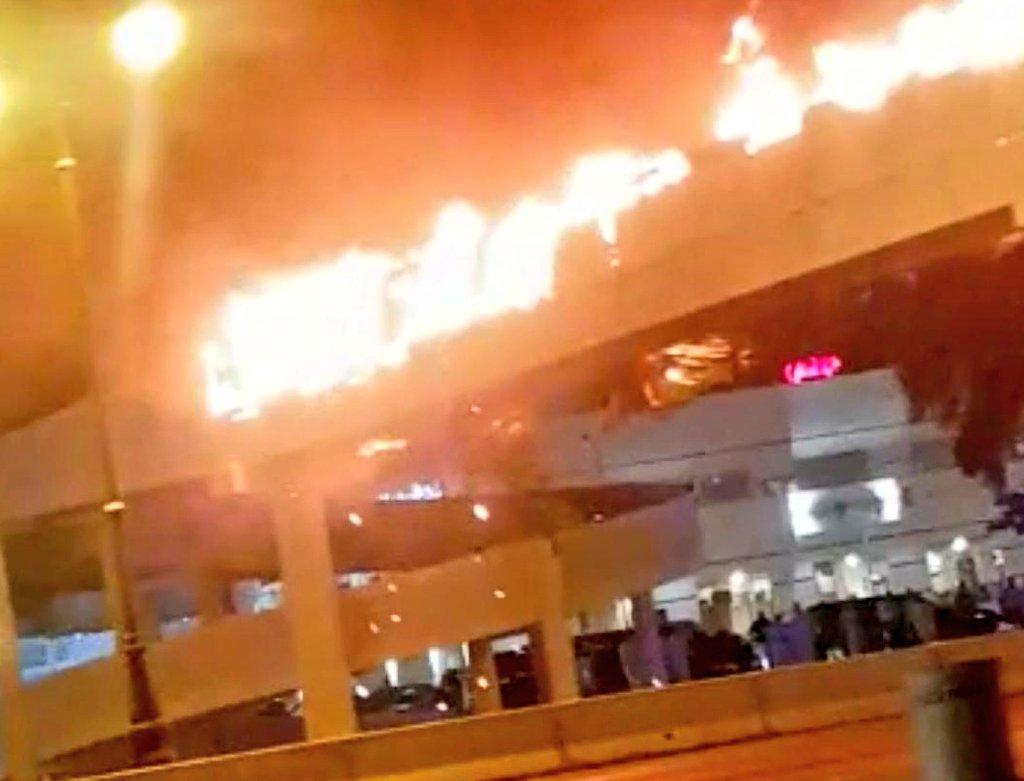 إندلاع حريق في لوحة الإعلانات المعلقة على جسر المشاة بشارع السلطان قابوس بمنطقة القرم