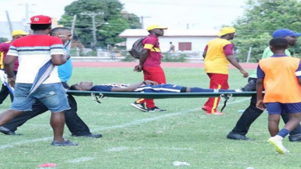 صاعقة برق تشق ملعب كرة قدم وتصيب لاعبين