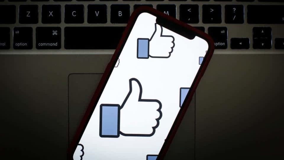 خبر صادم لمرضى “اللايكات”.. فيسبوك تختبر إخفاءها