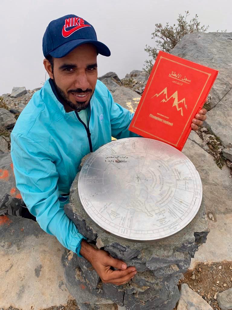 بطل من أبطال نخل يصل أعلى قمة جبلية في الخليج العربي