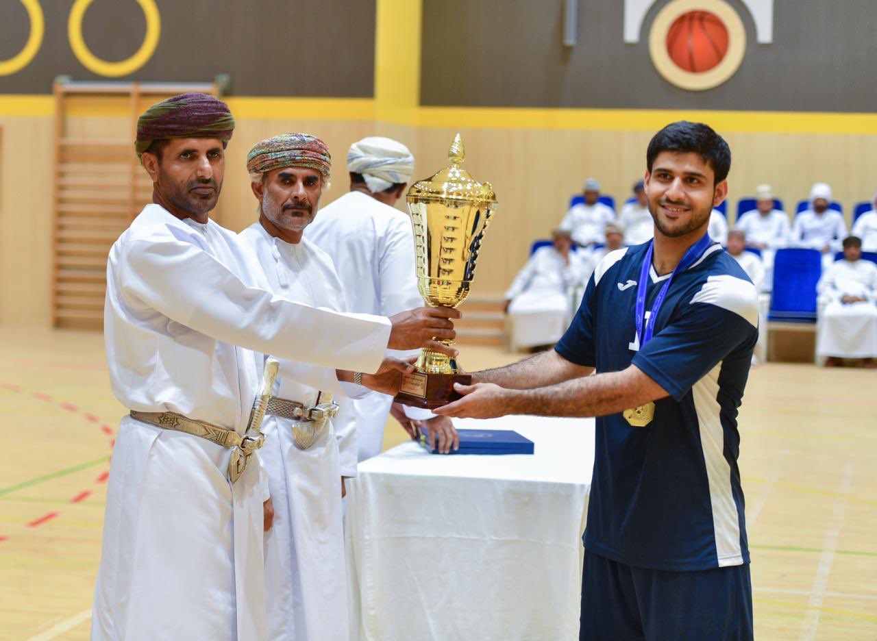قائد شرطة محافظة الوسطى يتوج فريق القيادة العامة للشرطة ببطولة شرطة عمان السلطانية لكرة اليد لعام 2019م