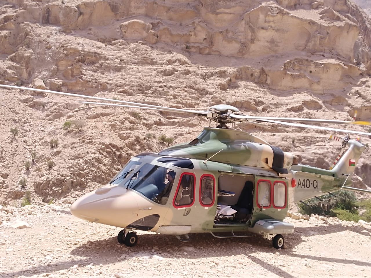 طيران الشرطة ينفذ عملية نقل مريضة من منطقة جبلية