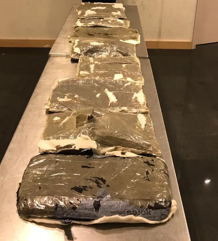 مكافحة المخدرات والمؤثرات العقلية يضبط أحد القادمين إلى السلطنة بتهمة تهريب المواد المخدرة