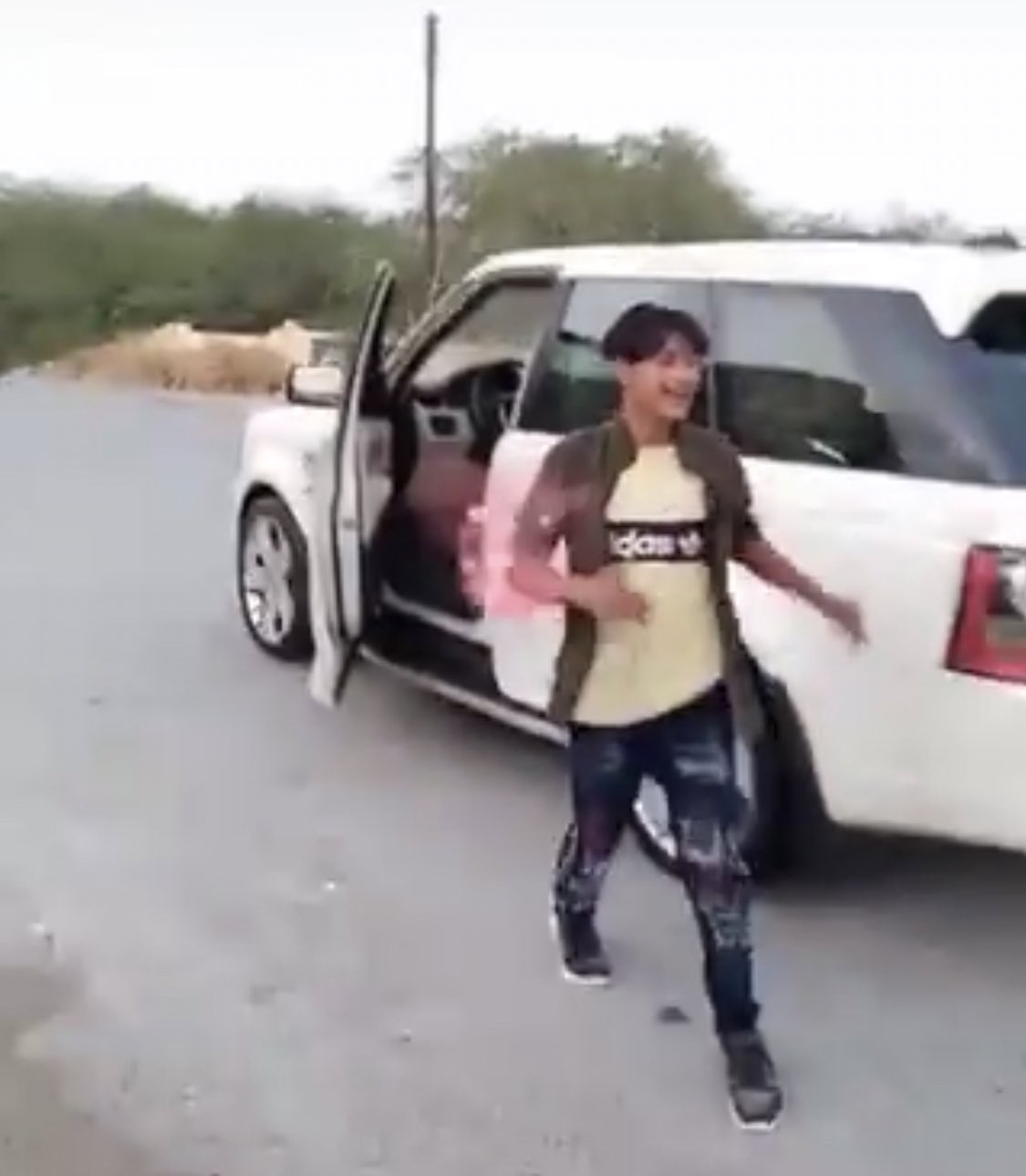 الشرطة تضبط وافد يترجل من مركبة وهي تسير في الطريق