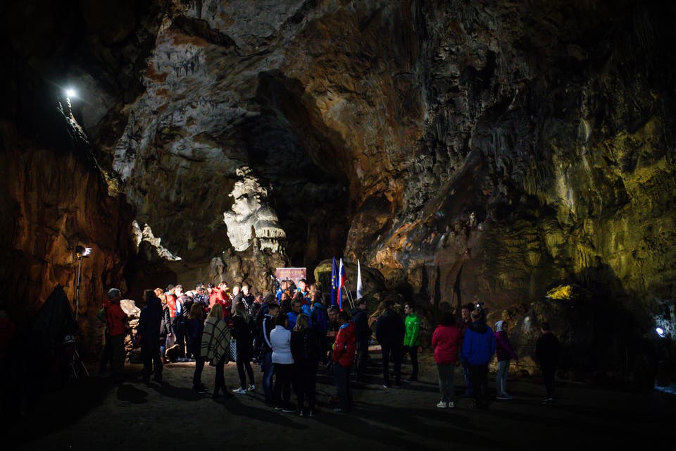 رواد فضاء في كهوف سلوفينيا.. ماذا يفعلون في الظلام؟
