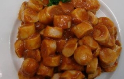 ألمانيا تحتفل بمرور سبعين عاما على ابتكار وصفة نقانق الكاري