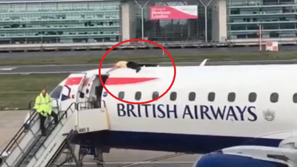 لماذا صعد هذا الرجل على ظهر الطائرة وعطَّل إقلاعها؟