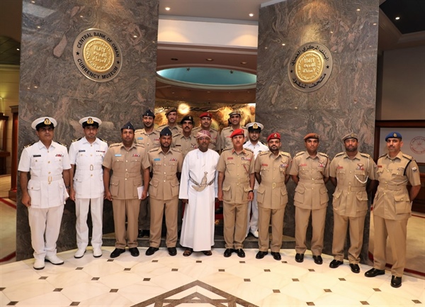 وفد من كلية القيادة والأركان بقوات السلطان المسلحة يزور البنك المركزي