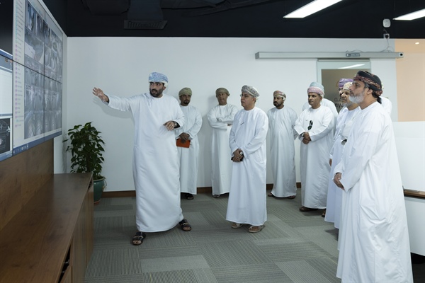 تدشين مركز التحكم الذكي في واحة المعرفة مسقط