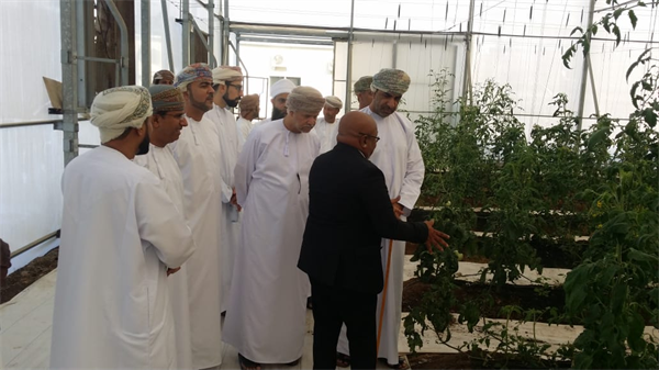 وزير الزراعة والثروة السمكية يطلع على طرق الري الحديثة في مزرعة النوى الخضراء بولاية بركاء