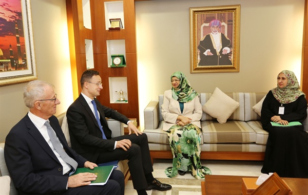 وزيرة التعليم العالي تبحث مجالات التعاون مع وزير الخارجية والتجارة المجري