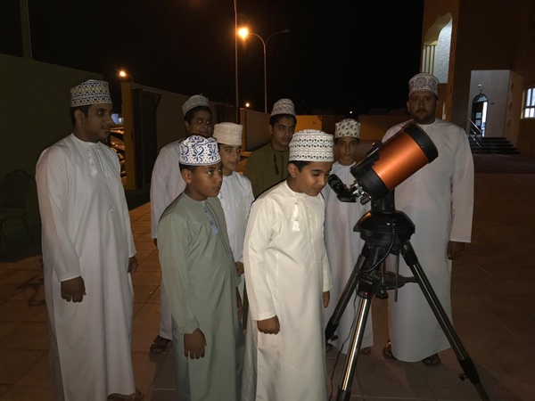 مركز منح الثقافي يقوم برصد فلكي للقمر