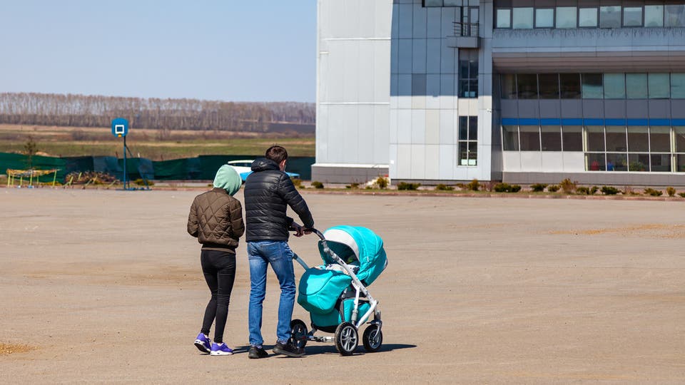 عربات الأطفال.. بيئة ملوثة تعيق نمو الدماغ