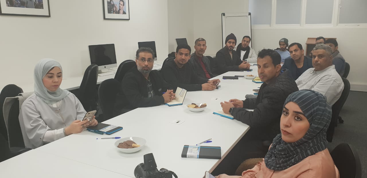 بمشاركة ١٦ عضوا من أعضاء جمعية الصحفيين العُمانية وتزامنا مع انعقاد ملتقى الصحافة العُماني البريطاني انطلاق دورة /الإعلام الشامل/ بلندن