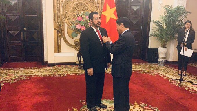 رئيس جمهورية ‎#فيتنام الاشتراكية يمنح وسام الصداقة لسعادة الشيخ سلطان بن سيف المحروقي سفير ‎#السلطنة لدى جمهورية فيتنام الاشتراكية