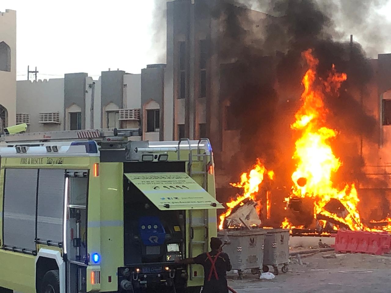 فرق الإطفاء تتمكن من إخماد حريق شب في مجمع كهربائي بمنطقة سوق ‎#السيب