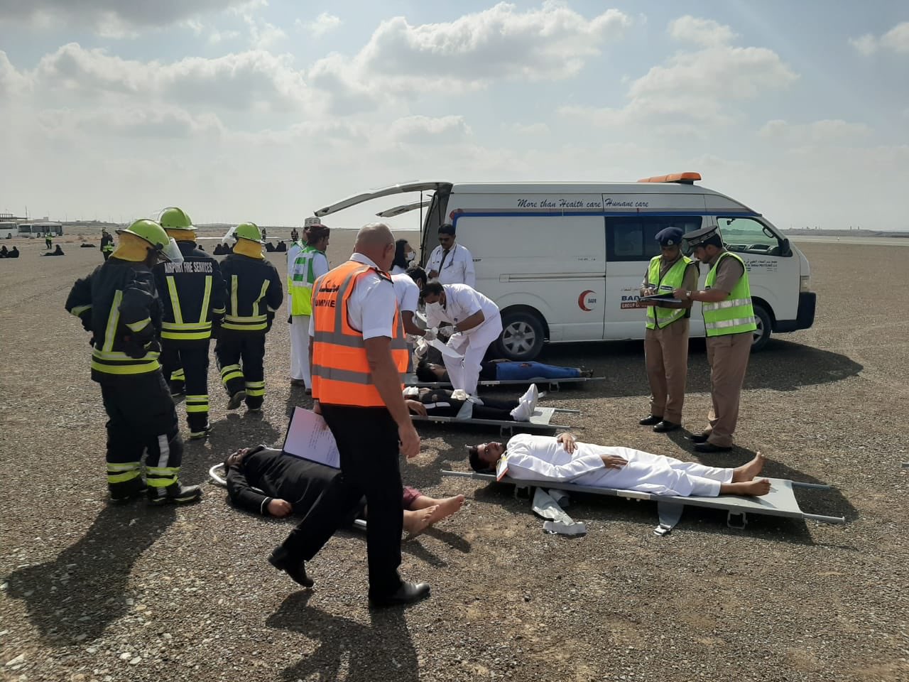 شرطة عمان السلطانية تشارك في تمرين سقوط طائرة بمطار صحار الذي نظمته شركة مطارات عمان