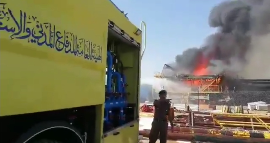 فرق الإطفاء تتعامل مع حريق كرفانات تحتوي على مواد بترولية سائلة في منطقة ‎#فهود بولاية ‎#عبري
