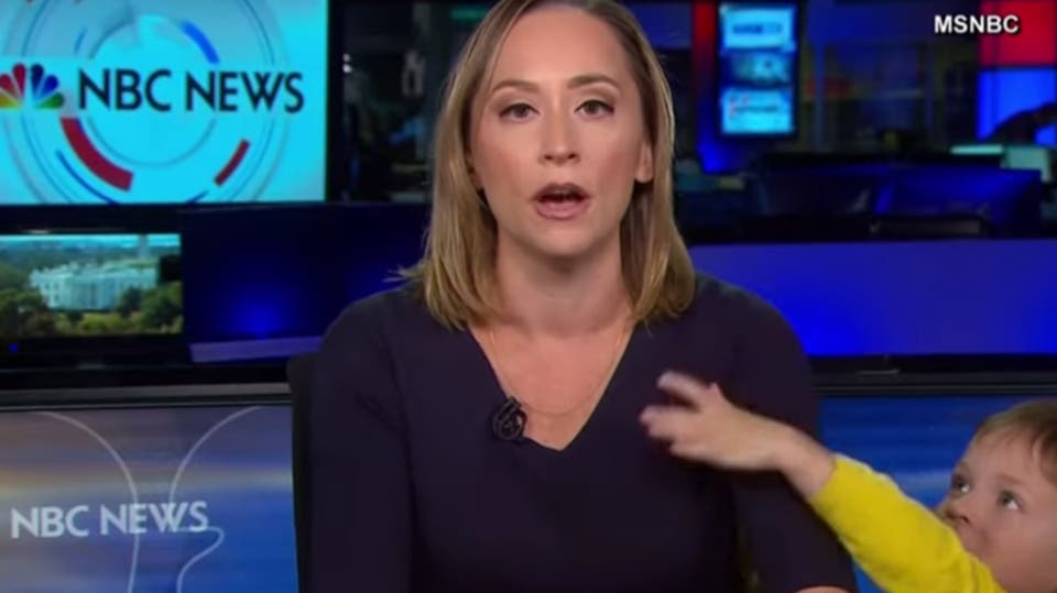 مذيعة تفاجأ بطفلها على الهواء.. وخريطة سوريا تنقذ الموقف