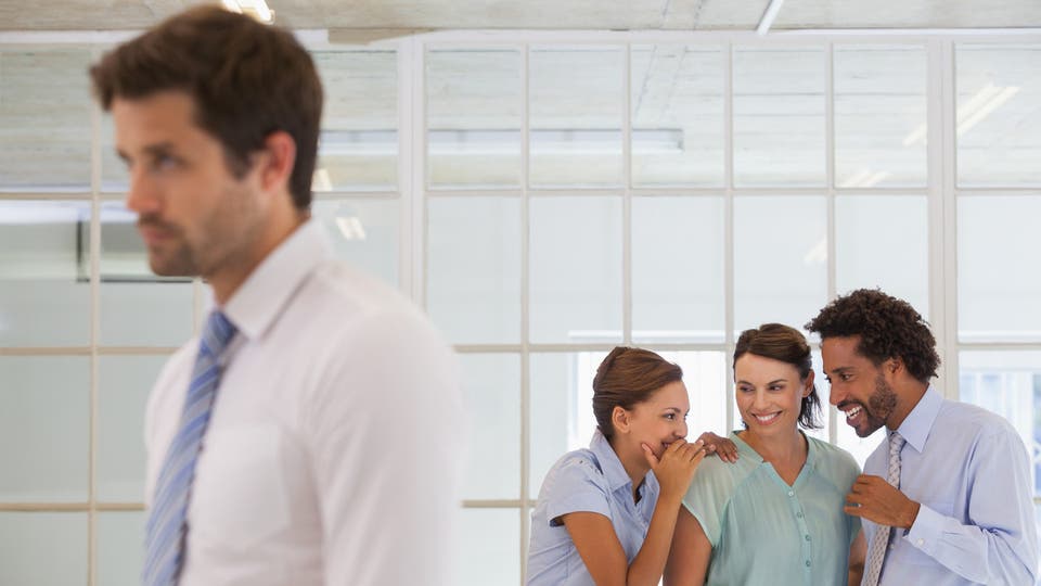 هذه نصائح الخبراء لتجنب الثرثرة المضرة في أماكن العمل