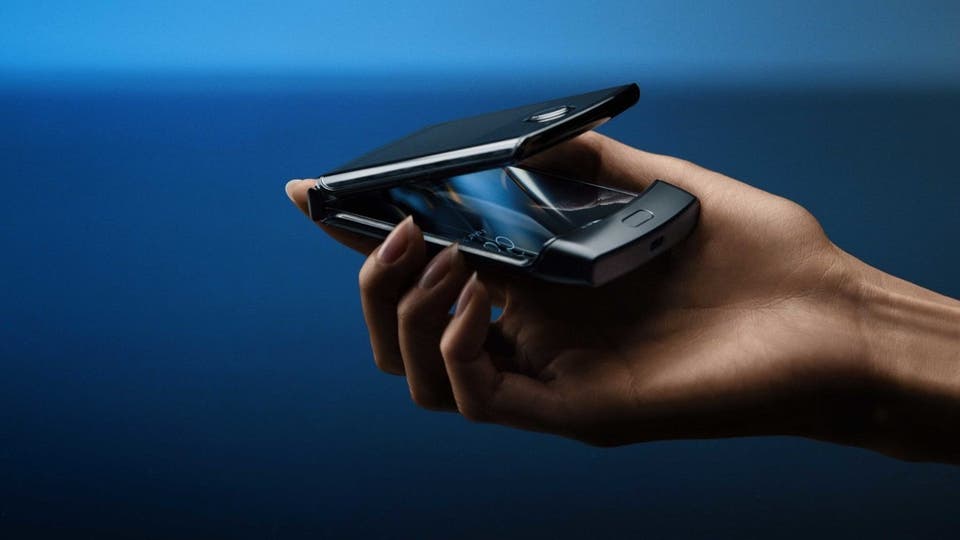 هاتف موتورولا الشهير Razr يعود بشاشة قابلة للطي