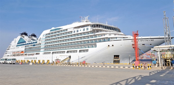 ميناء صلالة يستقبل سفينة سياحية