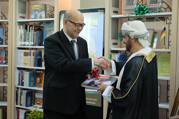 سفارة السلطنة في بروناي دار السلام تدشن ركنا للإصدارات العُمانية بمكتبة جامعة بروناي للتكنولوجيا