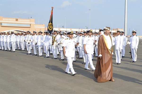 البحرية السلطانية العمانية تحتفل بيومها السنوي وتخريج  دفعة من الضباط الجامعيين