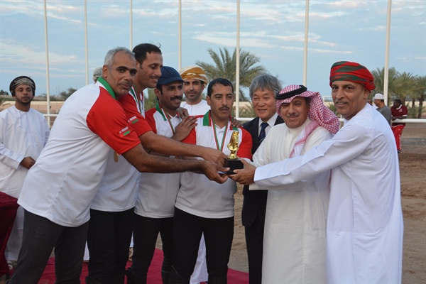 الخيالة السلطانية تخطف لقب الفرق في منافسات التقاط الأوتاد
