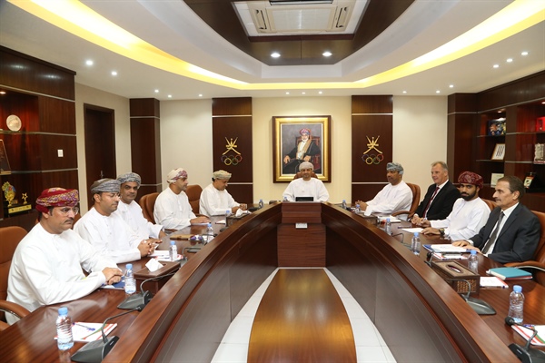 رئيس اللجنة الأولمبية العمانية يبحث مع اتحاد التنس البرامج والخطط لنشر اللعبة