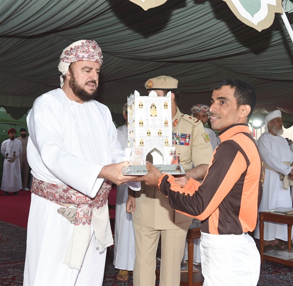 بتكليفٍ سامٍ.. سمو السيد أسعد بن طارق آل سعيد يرعى السباق السنوي للخيالة السلطانية ببدية