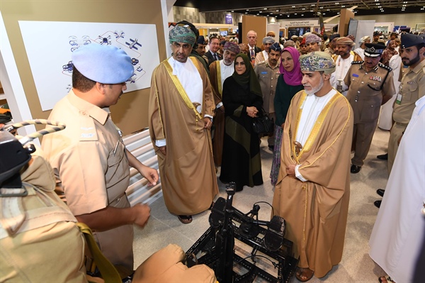 سلاح الجو السلطاني العماني والكلية العسكرية التقنية يشاركان في مهرجان عمان للعلوم