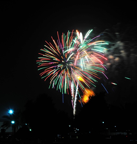 اللجنة العليا للاحتفالات تنظم عرضا للألعاب النارية بمناسبة العيد الوطني ال/ 49 / المجيد