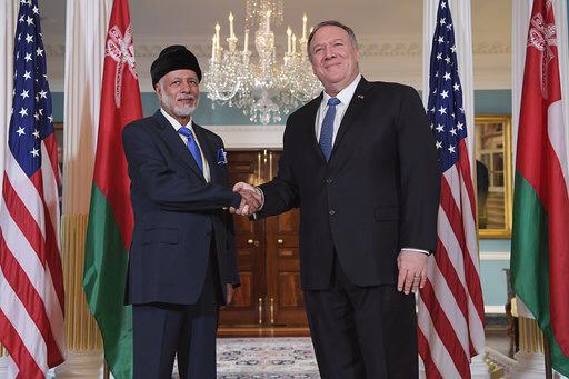 يوسف بن علوي يعقد جلسة مباحثات مع وزير الخارجية الأمريكي