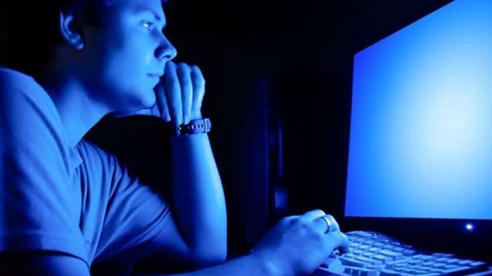 تعرف على أضرار الضوء الأزرق وكيفية الوقاية منها