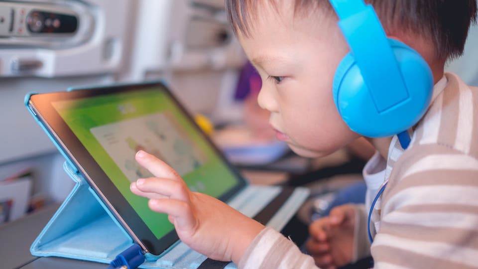 دراسة تؤكد.. الأطفال يمضون وقتاً طويلاً جداً أمام الشاشات