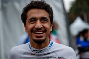 الفيصل الزبير يدخل أولى تجاربه في سباقات التحمل بأبوظبي