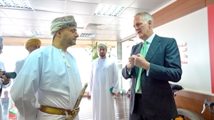 رئيس اللجنة الأولمبية يطلع على الخطط المستقبلية لعُمان للإبحار