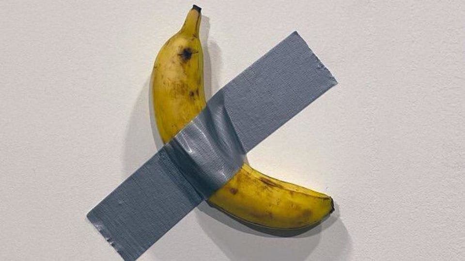 معقول.. موزة على الحائط بيعت بـ 120 ألف دولار! ﻿