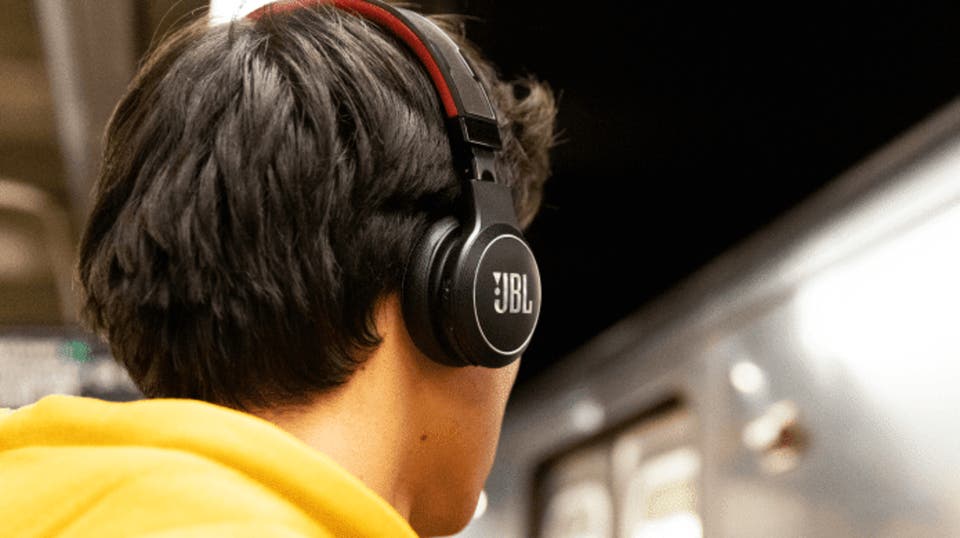 JBL تطور سماعة أذن لاسلكية تعمل بالطاقة الشمسية ﻿