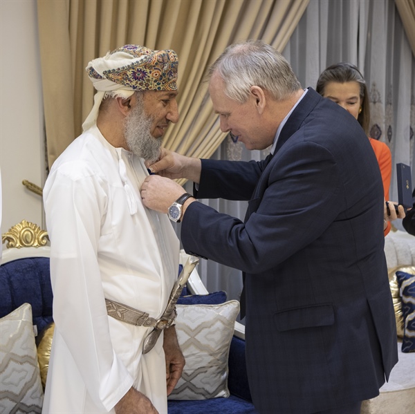 الملك فيليب يمنح وسامًا تقديريًا لقنصل السلطنة لدى بلجيكا