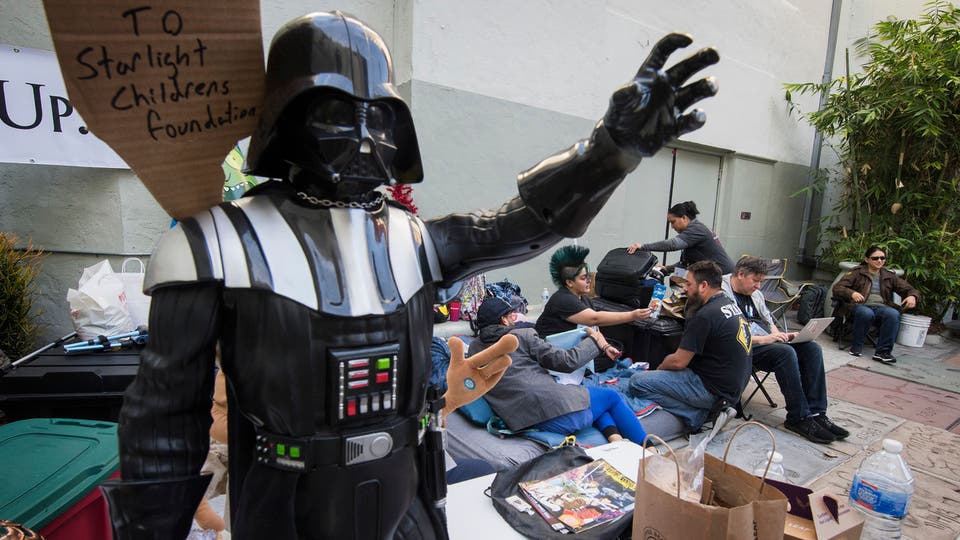 محبو “ستار وورز” أرضاً أمام صالات السينما ﻿