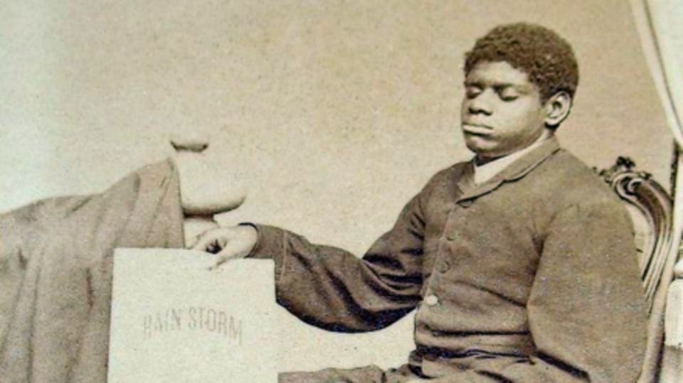 مأساة أعمى أذهل العالم بعزفه.. بيع كعبد وسرقه سيده! ﻿