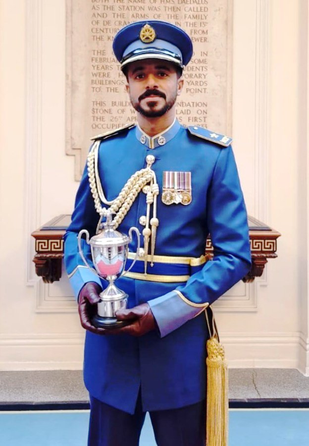 أحد الضباط من منتسبي سلاح الجو السلطاني العماني يحصل على جائزة أفضل خريج بكلية /كرانويل/ البريطاني 8 أحد الضباط من منتسبي سلاح الجو السلطاني العماني يحصل على جائزة أفضل خريج بكلية /كرانويل/ البريطاني